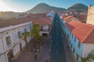 una vista aérea de una calle de la ciudad con edificios en Hotel Monasterio en Sucre