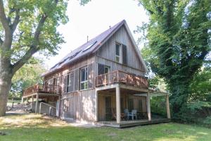 阿伦斯霍普Landhaus DADDELDU Whg. V-D2 (hinten)的一个大房子,设有门廊和甲板