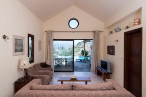 TV a/nebo společenská místnost v ubytování Istron Luxury Villas