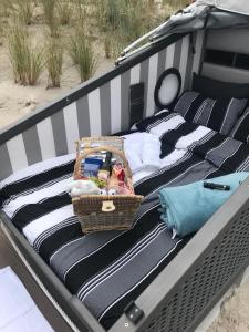 a basket sitting on the back of a boat at Klarsinnchen 4 NEU !!! in Grömitz