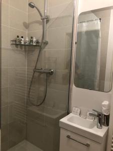 Bilik mandi di Apartment in Paris Suburb, 15 minutes to center. +4 gambar