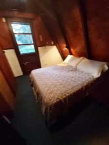 Una cama o camas en una habitación de Cabaña Bosque peralta ramos