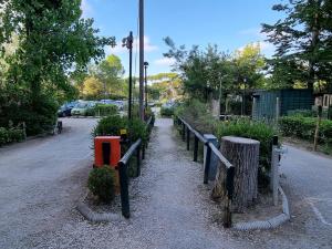 Giardino di Chalet 4 or 6 persons Toscana Viareggio Camping Bosco Verde Italië
