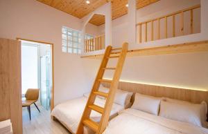 Postel nebo postele na pokoji v ubytování 有貓匿鄉村咖啡館民宿