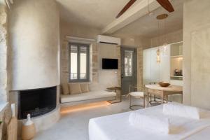 Televízia a/alebo spoločenská miestnosť v ubytovaní Inotropes Boutique Suites - Adults Only