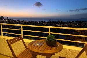 d'une table et de chaises sur un balcon avec vue sur la ville. dans l'établissement Espectacular depto con vista al mar en Concón, à Concón