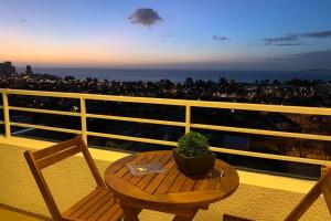 un tavolo e sedie su un balcone con vista sulla città di Espectacular depto con vista al mar en Concón a Concón