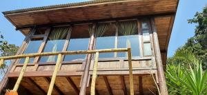 Μπαλκόνι ή βεράντα στο Chalé Pakere Bellavista - visão magnífica do vale e montanhas a mais de mil metros de altitude, wi-fi, sauna, piscina e água de nascente - locação do chalé sem prestação de serviços