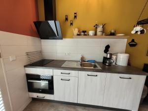 Kuchyň nebo kuchyňský kout v ubytování B&B Buutegeweun