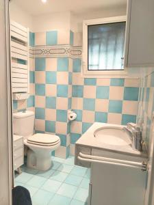 La salle de bains est pourvue de toilettes et d'un lavabo. dans l'établissement Plage la Salis 3 chambres, Jardin - 3 bedrooms, à Antibes