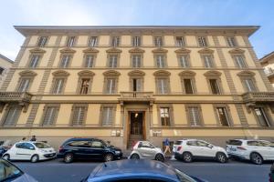 un gran edificio con coches estacionados frente a él en Boutique Hotel Bijou, en Florencia