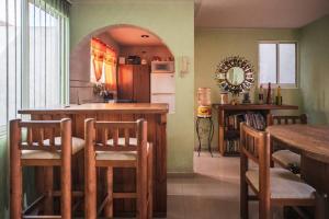 a kitchen with a table and some chairs and a counter at Rincón de Checo in Mexico City