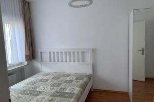 1 dormitorio con 1 cama en una habitación con ventana en Ferienwohnung in Wiesbaden, en Wiesbaden