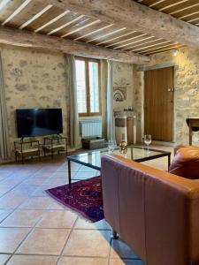 Μια τηλεόραση ή/και κέντρο ψυχαγωγίας στο Exceptional Valbonne Village Historical House