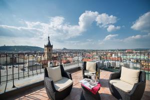 Rõdu või terrass majutusasutuses Hotel Suite Home Prague