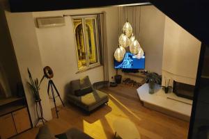 un soggiorno con divano e TV di Loft de type industriel et spacieux a Nizza