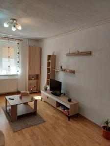 a living room with a tv and a coffee table at Apartament Ambrus in Sighişoara