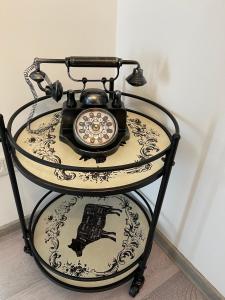 um telefone à moda antiga sentado em cima de uma prateleira em Smiley Deluxe em Sibiu