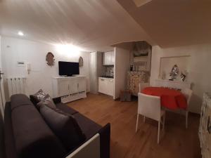 A television and/or entertainment centre at Navona Best House