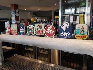 米塔贡Highlands Hotel的商店酒吧的一大堆标志