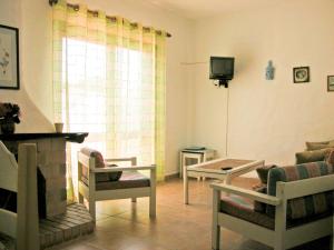 a living room with a fireplace and a tv at Baiona Club Villa 19 in Porches