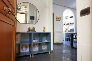 un pasillo con un armario azul y un espejo en Apartment in front of St Peter's Square and Vatican Museums - myPad in Rome, en Roma