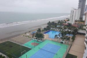 Blick auf den Strand vom Balkon eines Hotels in der Unterkunft DEPARTAMENTO DE LUJO FRENTE AL MAR, WIFFI PISO 8 in Tonsupa