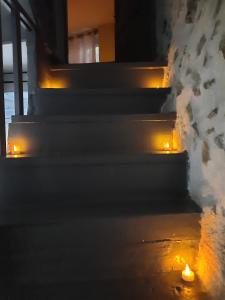 un grupo de escaleras con luces encendidas en Maison avec jacuzzi, en Saint-Mitre-les-Remparts