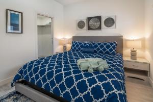Postel nebo postele na pokoji v ubytování Cayman Luxury Rentals at The Grove