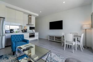 Kuchyň nebo kuchyňský kout v ubytování Cayman Luxury Rentals at The Grove