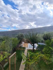 a view of a garden with trees and a hill at Villas de Aire in Mira