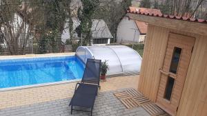 Piscina en o cerca de Onix- Kis-tó Apartman ORFŰ