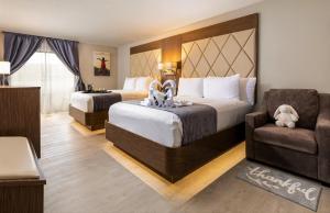 Llit o llits en una habitació de Palazzo Lakeside Hotel
