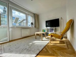 Televízia a/alebo spoločenská miestnosť v ubytovaní Super Apartament SAWA 2 Metro WiFi 500 mbs TV'50 Netflix HBO AppleTV+