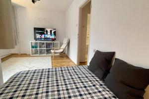 Posteľ alebo postele v izbe v ubytovaní Super Apartament SAWA 2 Metro WiFi 500 mbs TV'50 Netflix HBO AppleTV+