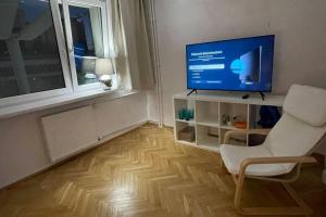Televízia a/alebo spoločenská miestnosť v ubytovaní Super Apartament SAWA 2 Metro WiFi 500 mbs TV'50 Netflix HBO AppleTV+