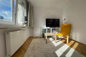 Televízia a/alebo spoločenská miestnosť v ubytovaní Super Apartament SAWA 2 Metro WiFi 500 mbs TV'50 Netflix HBO AppleTV+