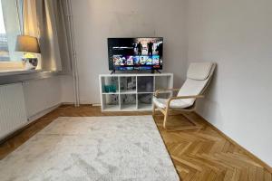 Televízia a/alebo spoločenská miestnosť v ubytovaní Super Apartament SAWA 2 Metro WiFi 500 mbs TV'50 Netflix HBO AppleTV+