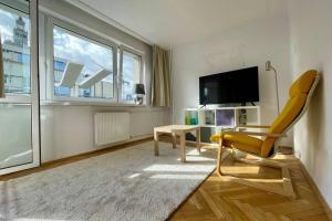 Televízia a/alebo spoločenská miestnosť v ubytovaní Super Apartament SAWA 2 Metro WiFi 500 mbs TV'50 Netflix HBO AppleTV+