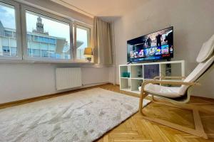 Televízia a/alebo spoločenská miestnosť v ubytovaní Super Apartament SAWA 2 Metro WiFi 500 mbs TV'50 Netflix HBO AppleTV+