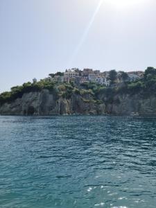 duży zbiornik wody z domami na wzgórzu w obiekcie Casa Anna w Agropoli