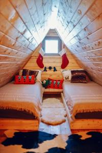 een kamer met 2 bedden in een boomhut bij K2 Chalet in Kopaonik