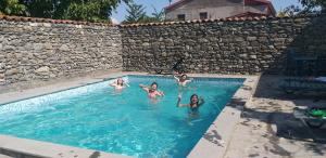 Piscina de la sau aproape de Hotel Villa Eniseli