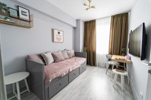 a small bedroom with a bed and a desk at Delux Suite - Apartament 100 de m2 cu 3 camere și parcare gratuită, lângă Arena Mall in Centrul Bacău in Bacău