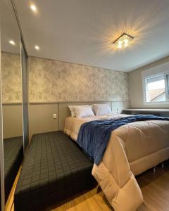 Giường trong phòng chung tại Apartamento Luz da Aurora - Próximo a Rua Coberta