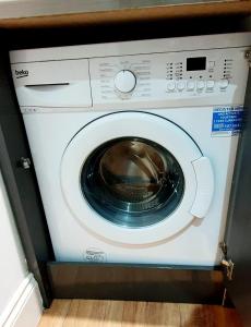 een wasmachine in een kamer bij Superb 2 beds 2 baths New Apartment w/ Garden+Patio in Bournemouth