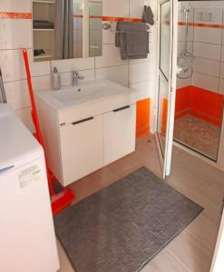 a small bathroom with a sink and a shower at Beau Bungalow a Port-Louis in Port-Louis