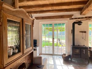 un salon avec une cheminée et un poêle dans l'établissement Gemütliches Fachwerkhaus am See mit Kamin, à Warendorf