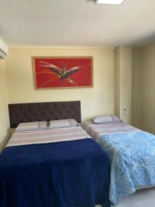 Duas camas sentadas uma ao lado da outra num quarto em Pousada Mirante do Cunhaú em Barra do Cunhaú