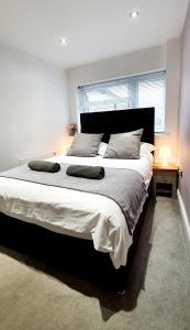 Een bed of bedden in een kamer bij Superb 2 beds 2 baths New Apartment w/ Garden+Patio